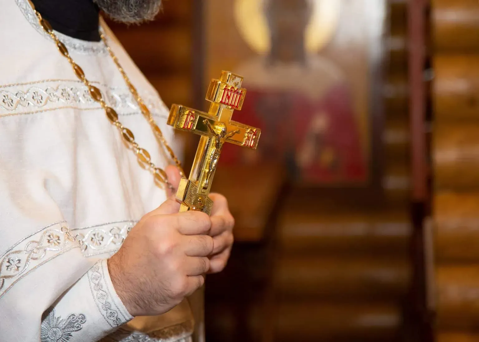 bigstock-The-Priest-Of-The-Orthodox-Chu-445083827-min-1536x1097 (1).webp