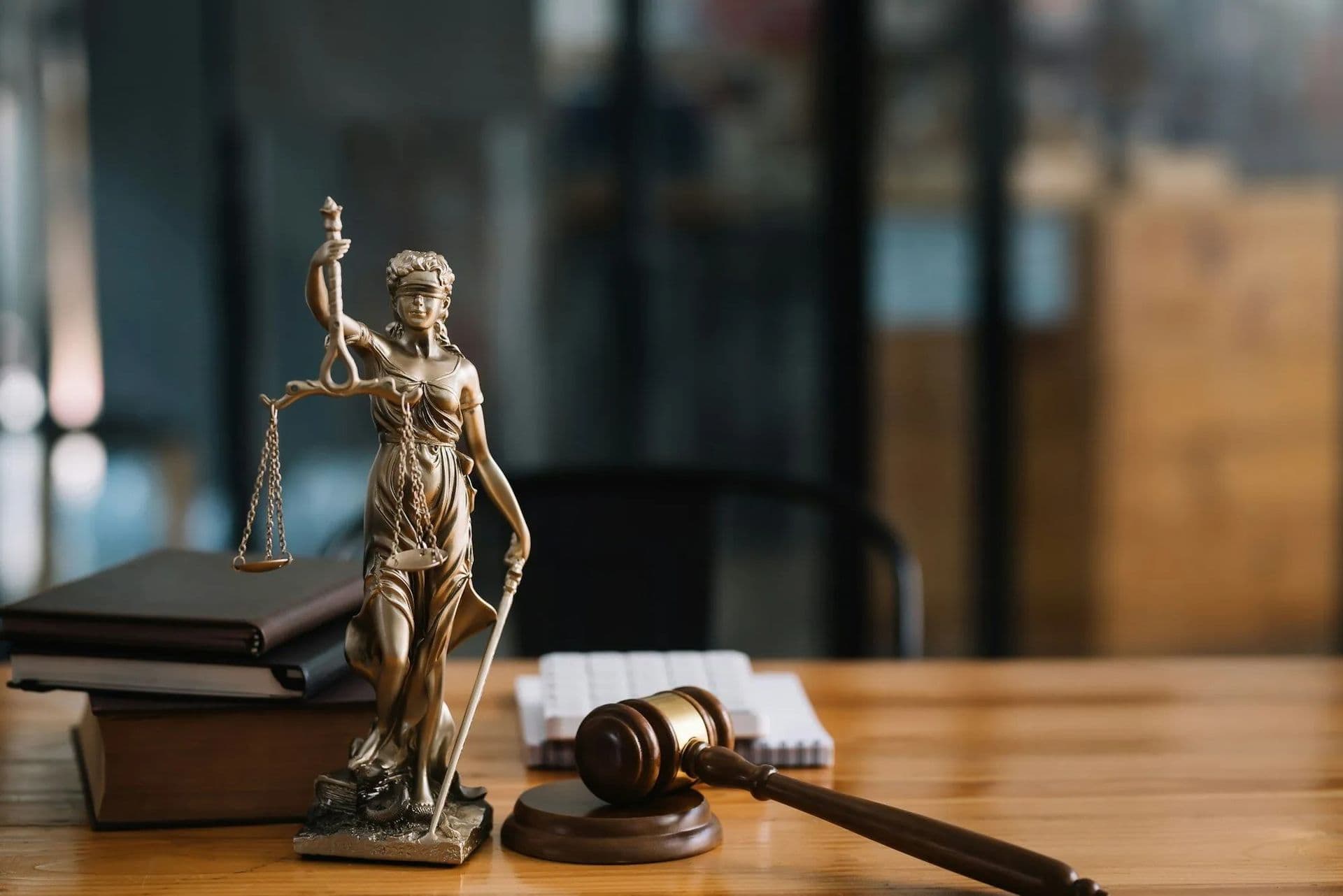 imgi_29_statue-of-lady-justice-on-desk-of-a-judge-or-lawyer-.jpg